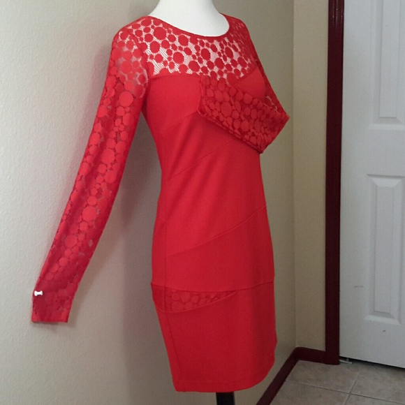 An elegant , round  bodycon dress - Picture 3 of 4